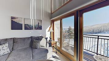 Televisión, chimenea, reproductor de DVD, mesa de ping pong