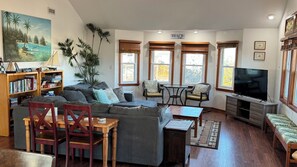 Smart TV, lettore DVD, tavolo da calcetto, biblioteca musicale