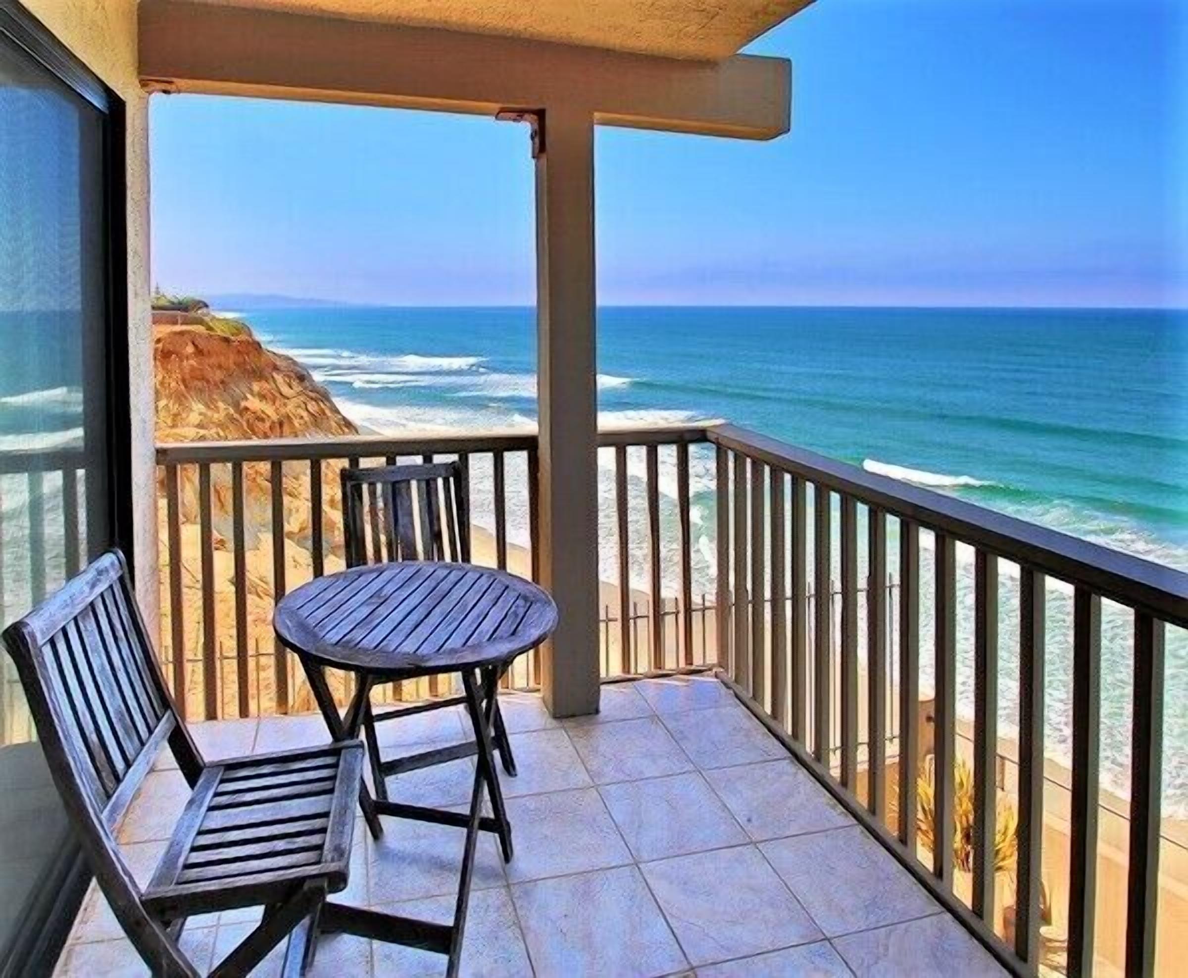 Beautiful Rare 3 bedroom *Oceanfront* condo!