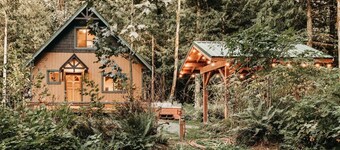 67MF- Hot Tub - Pets Ok - BBQ - Sleeps 5 by RedAwning