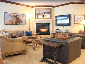 Smart-tv, een open haard, videospelletjes en tafelvoetbal