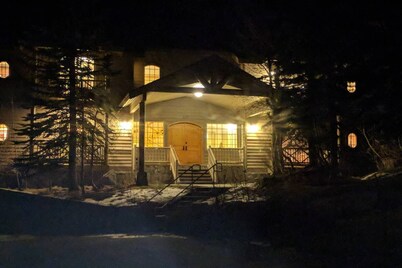 Spacious 6BR/6BA Retreat-Steps to Canyon Lodge w/ Private Hot Tub, Sauna & Decks