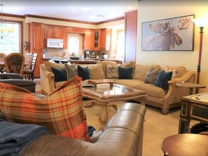 Smart-tv, een open haard, videospelletjes en tafelvoetbal