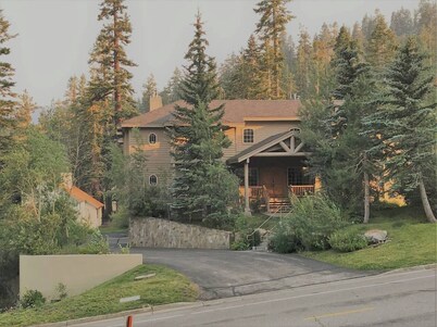 Sonenalp 1st-Floor Combo | 6BR/6BA | Private Hot Tub, Sauna; Easy Walk to Canyon