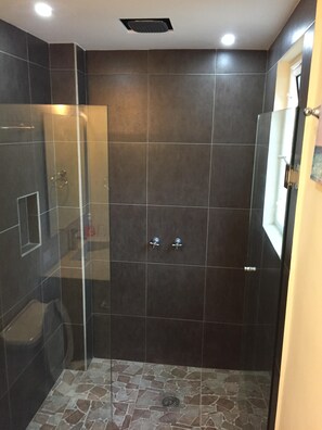Shower, hair dryer, towels, soap - 2bed Bucerias “Tortuga” at Tres Soles Hideaway, Pool, near Beach and Downtown (Bucerías)
