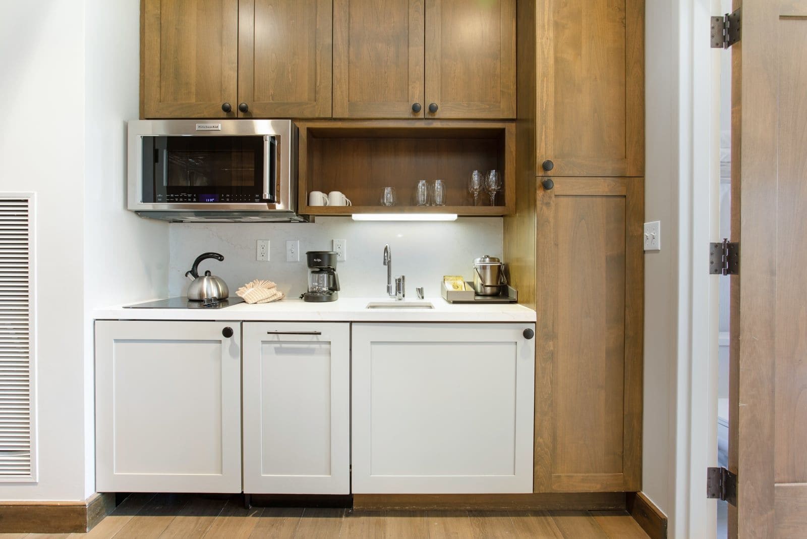 Coffee/tea maker, fridge, microwave, stovetop