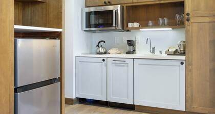 Charlie's Slopeside: Remodeled, Balcony, Ski-In/Out w/ Valet, Resort Amenities, Pool + Hot Tubs