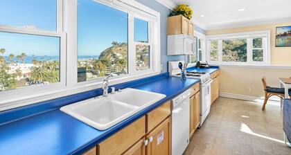 Kevyt ja ilmava koti, Ocean / Hill Views, WIFI, Front Deck, BBQ