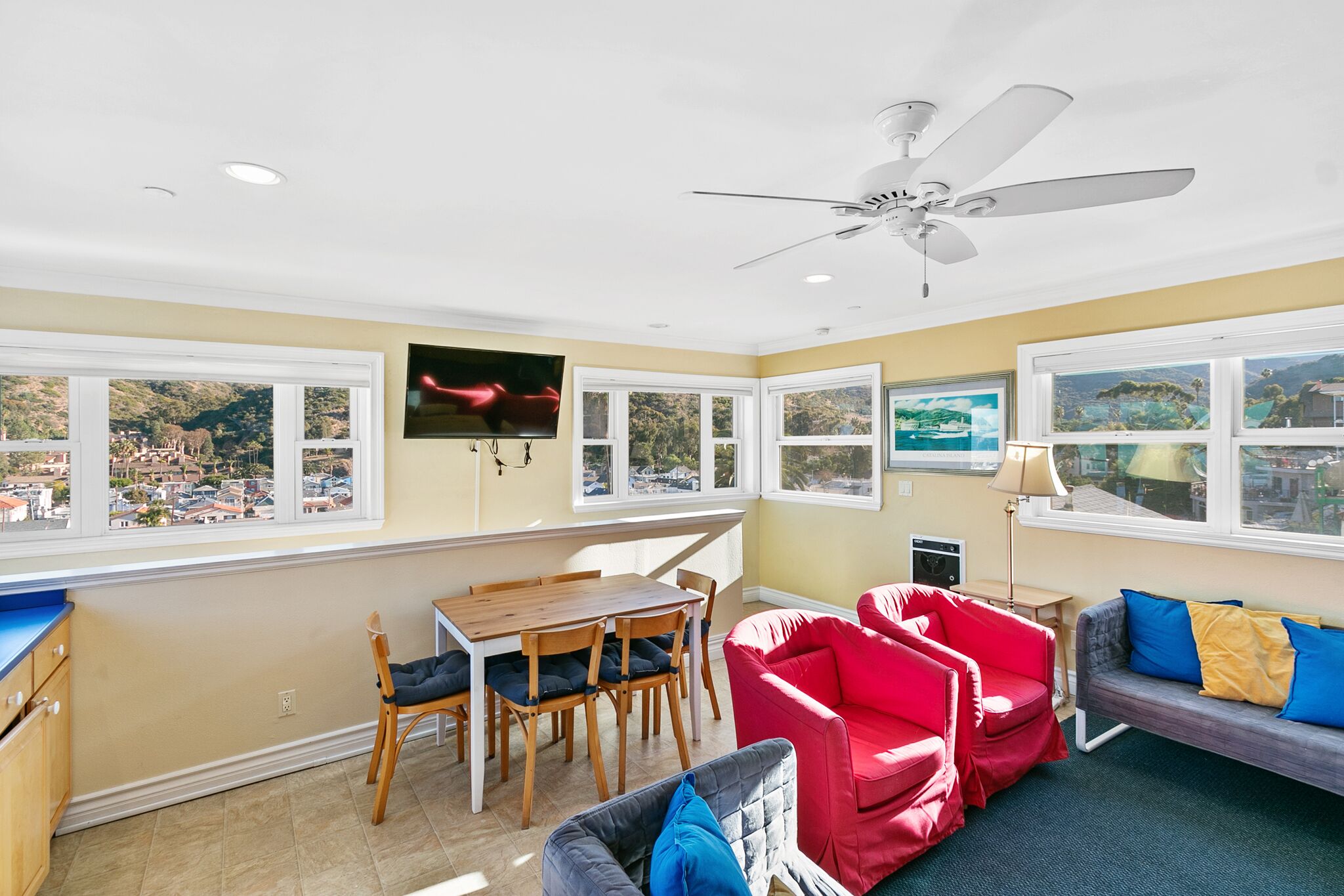 318m Upper: Light And Airy Home, Ocean/hill Views, Wifi, Front Deck, Bbq - 318 M - Avalon, CA