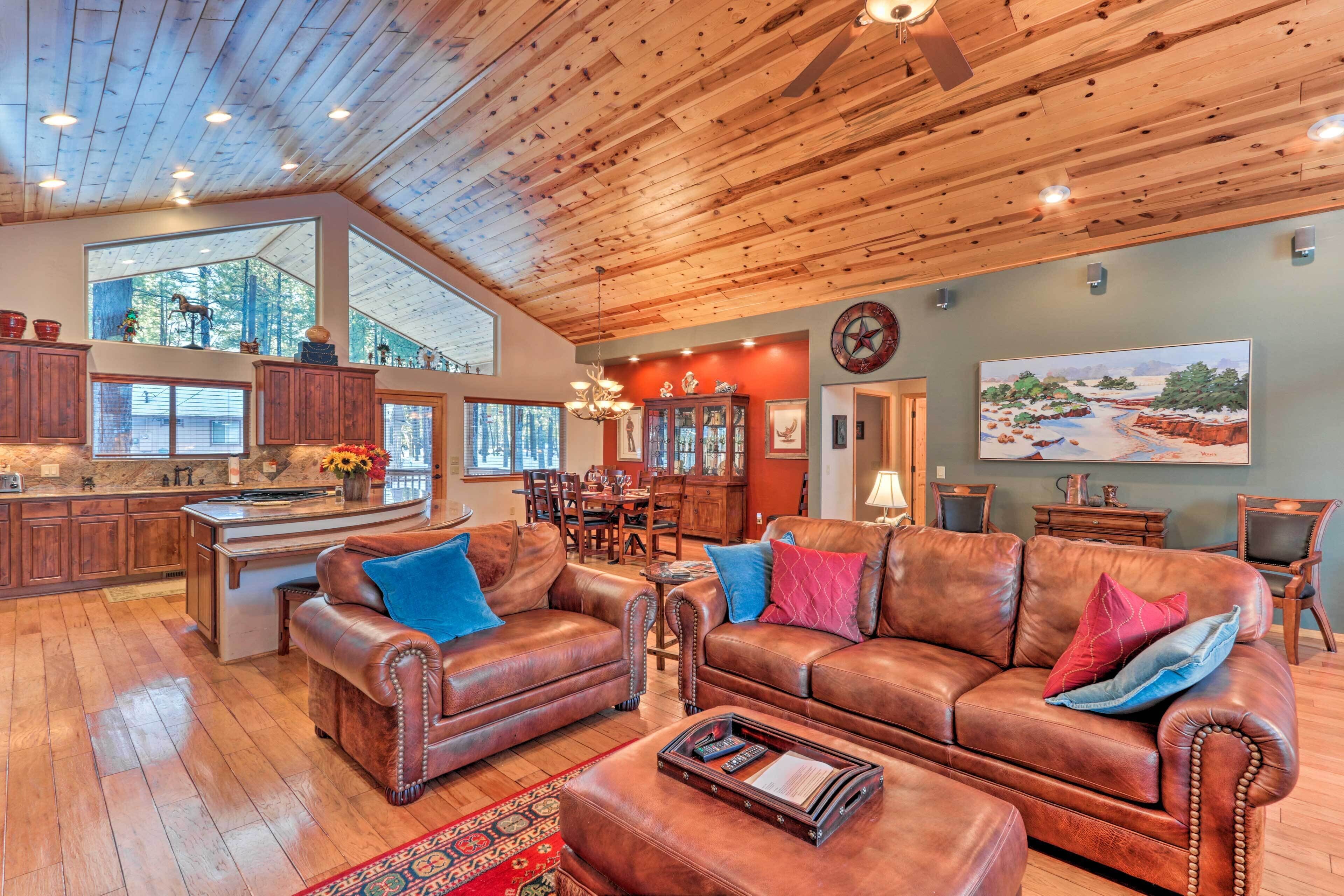 Lavish Cabin w/ Deck <3 Mi to Pinetop Country Club
