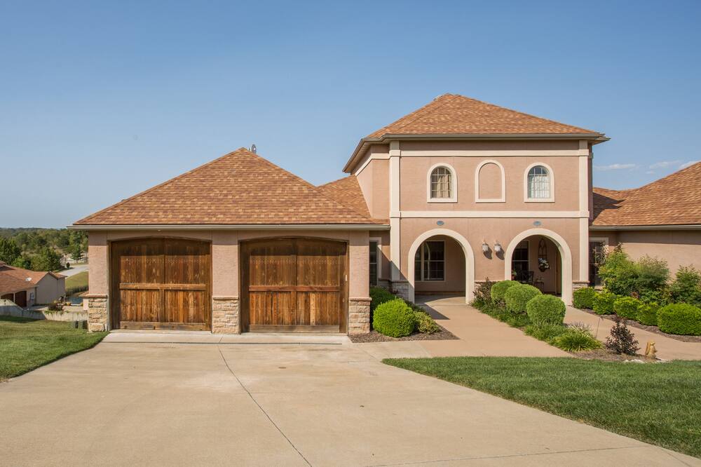 Comfort and Relaxation at this Elegant, Pet Friendly Villa in Branson Creek!