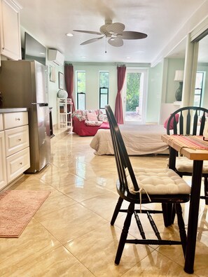 Bureau, fer et planche à repasser, Wi-Fi, draps fournis