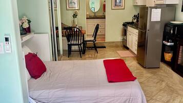 Desk, iron/ironing board, WiFi, bed sheets