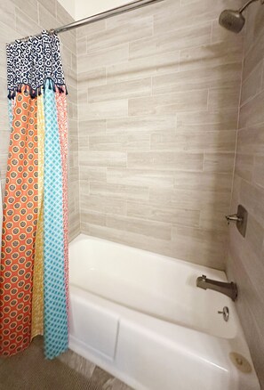 Combined shower/tub, towels - Bedrooms 4, Bathrooms 2, Sleeps 10 (Front Royal)