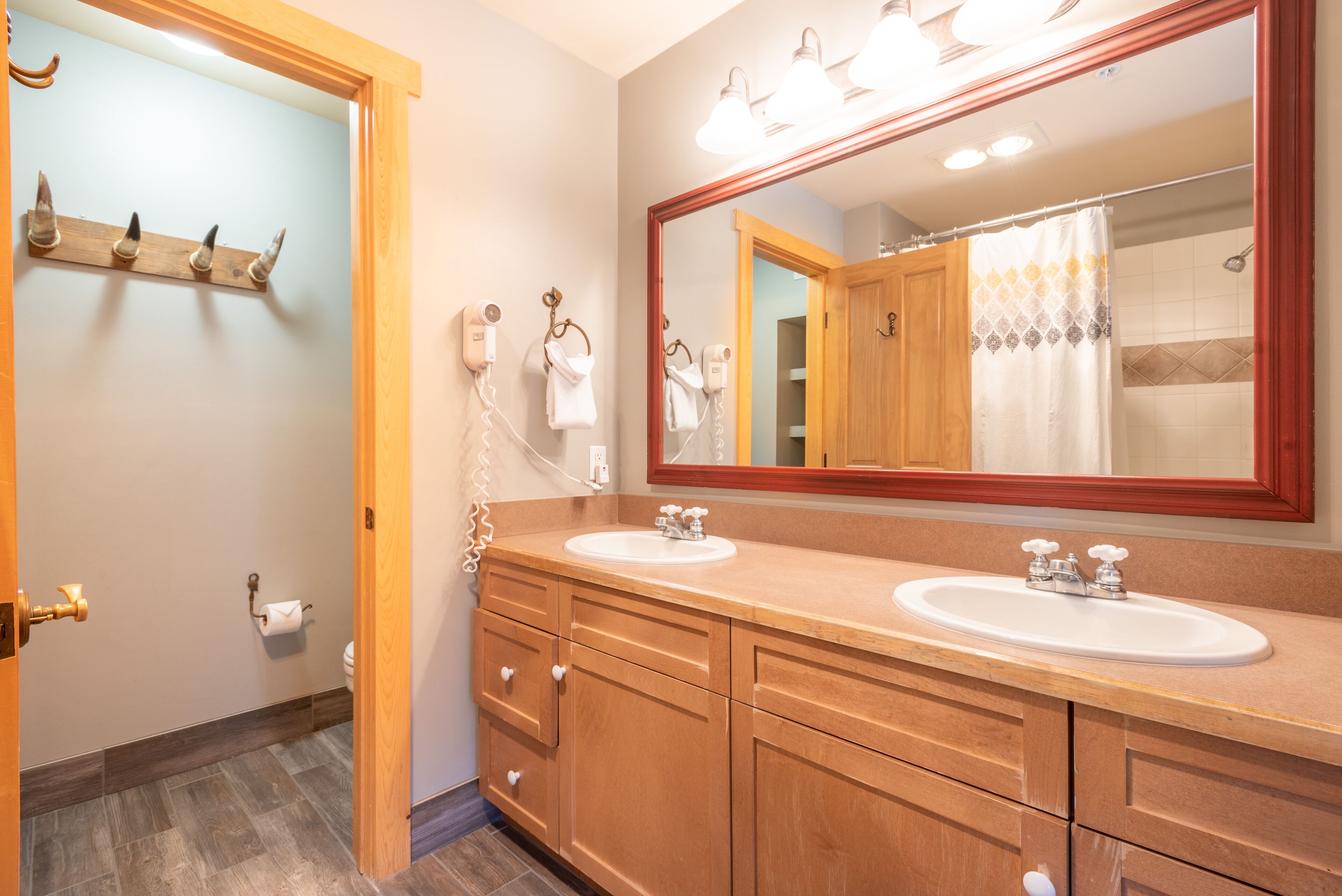 Steps away from Super Bee Lift, wifi, underground parking