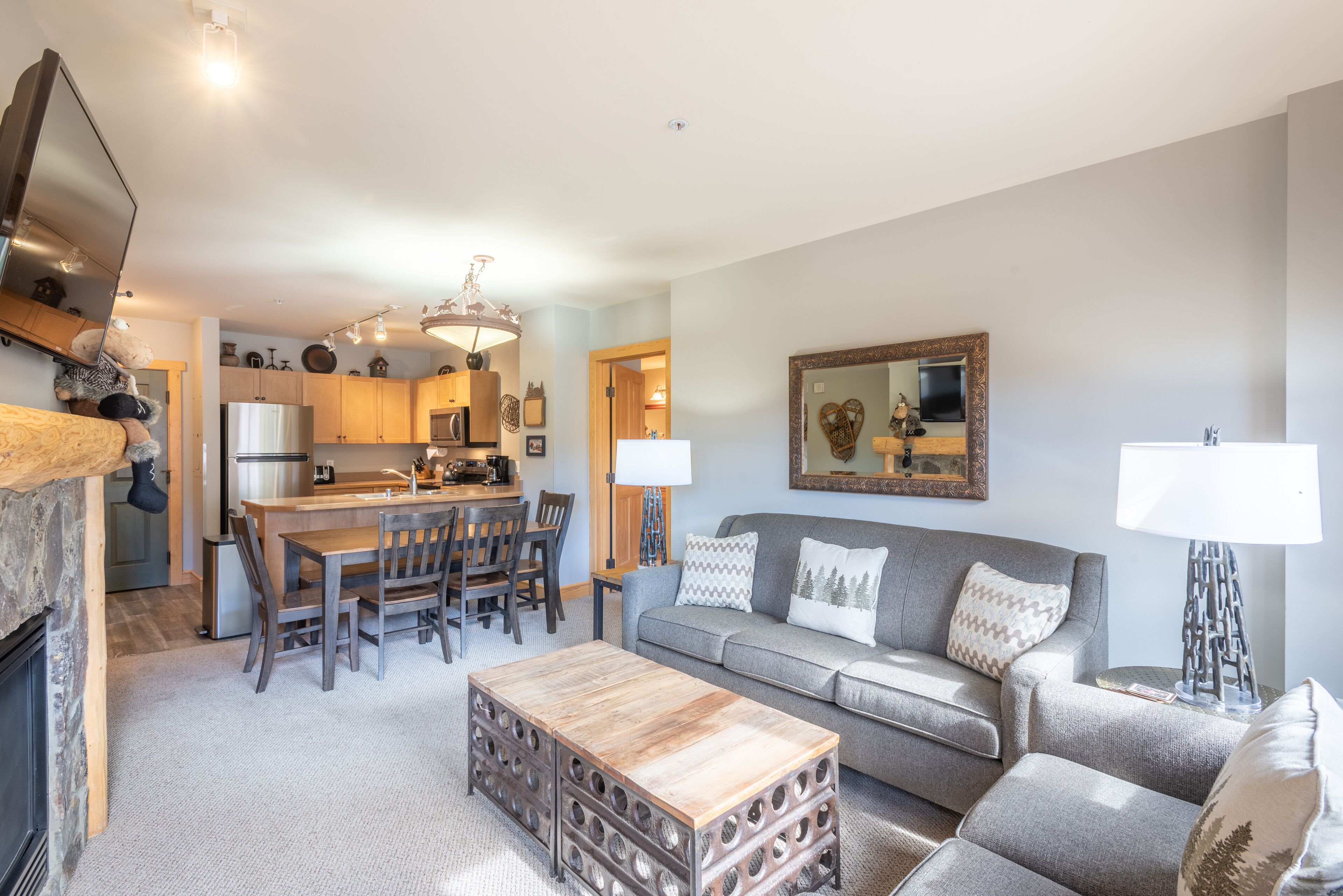 Steps away from Super Bee Lift, wifi, underground parking