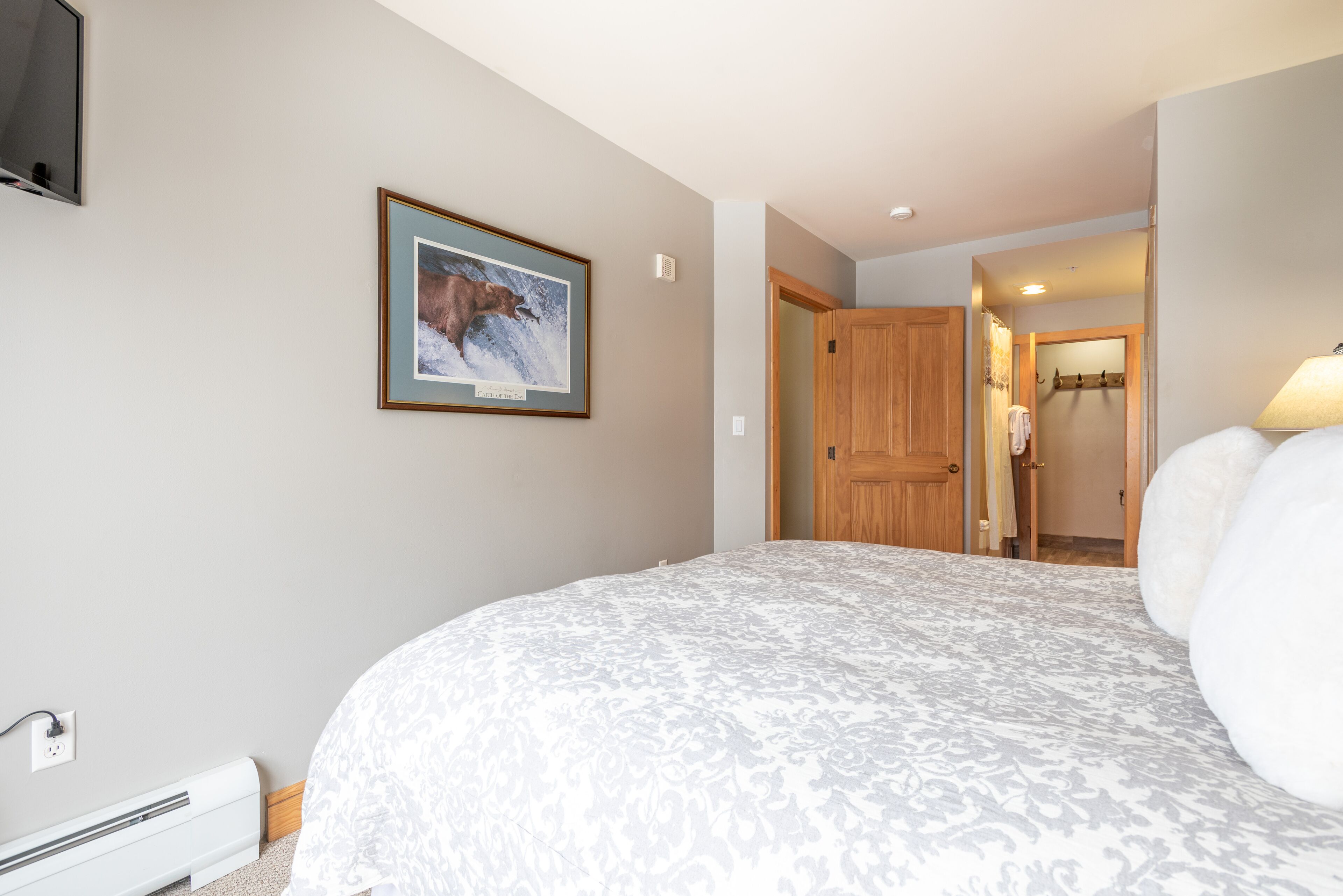 Steps away from Super Bee Lift, wifi, underground parking