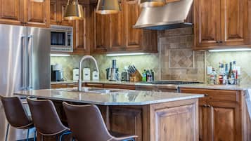 冰箱、微波炉、烤箱、炉灶