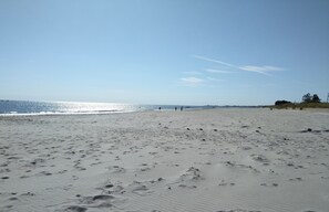 Vlak bij het strand, ligstoelen