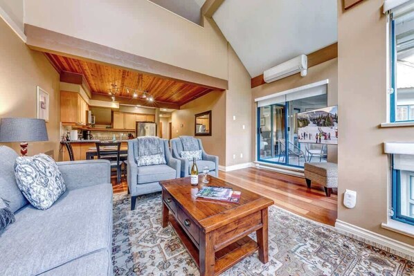 Smart TV, fireplace, offices - Greystone Lodge 408 Ski-in/Out by Acer Vacations (Whistler)