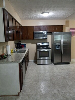 Fridge, microwave, oven, stovetop - A BEAUTIFUL 3 BEDROOM BUNGALOW WITH ALL MODERN AMENITIES  CLOSE TO A PARK!! (Dayton)