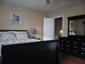 3 bedrooms, iron/ironing board, free WiFi, bed sheets - A BEAUTIFUL 3 BEDROOM BUNGALOW WITH ALL MODERN AMENITIES  CLOSE TO A PARK!! (Dayton)