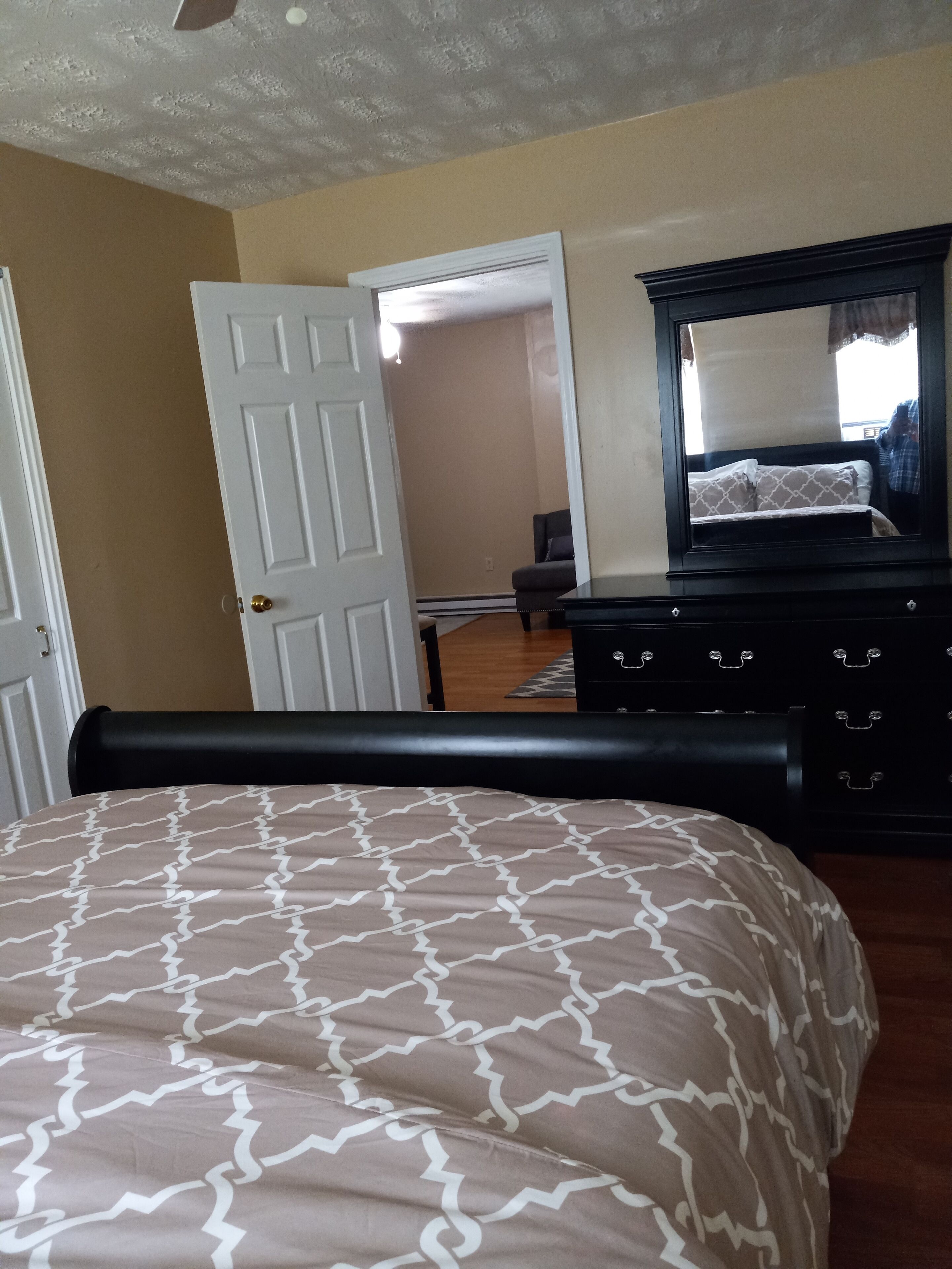 A BEAUTIFUL 3 BEDROOM BUNGALOW WITH ALL MODERN AMENITIES  CLOSE TO A PARK!!