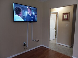 Interior - A BEAUTIFUL 3 BEDROOM BUNGALOW WITH ALL MODERN AMENITIES  CLOSE TO A PARK!! (Dayton)