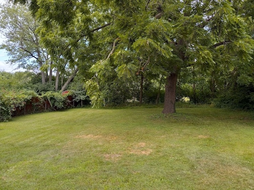 A BEAUTIFUL 3 BEDROOM BUNGALOW WITH ALL MODERN AMENITIES  CLOSE TO A PARK!!