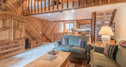 Kahden makuuhuoneen plus parvi, jossa Elkhorn Ameniteis - koiraystävällinen!