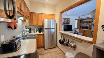 Een koelkast, een magnetron, een oven, een kookplaat