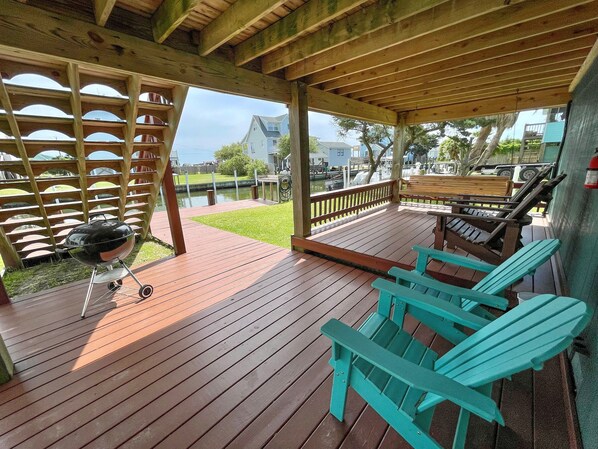 Terrace/patio - Blind Mullet: Family friendly, den, decks, deep water private dock. (Ocracoke)