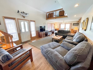 TV - Blind Mullet: Family friendly, den, decks, deep water private dock. (Ocracoke)