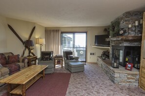 Televisión y chimenea 