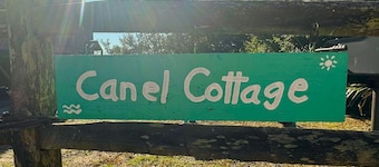 Canel Cottage: Tucked puissa, lähellä kajakki laukaisualueella.