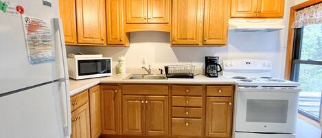 Jääkaappi, mikroaaltouuni, uuni, liesi