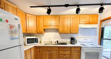 Canel Cottage: Tucked puissa, lähellä kajakki laukaisualueella.