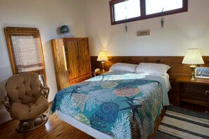 3 bedrooms, internet, bed sheets - Canel Cottage:  Tucked in the trees, nearby kayak launch area. (Ocracoke)