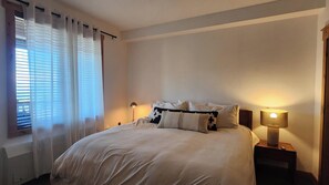 1 dormitori, planxa i posts de planxar, un bressol de viatge i wifi 