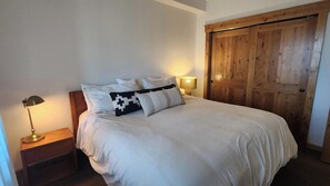 1 habitación, tabla de planchar con plancha, cuna de viaje y wifi