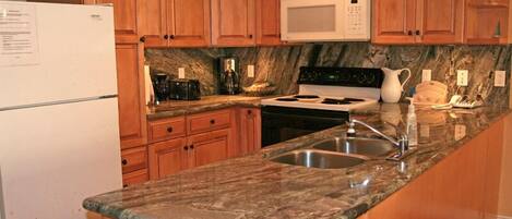 Een koelkast, een microgolfoven, een oven, een kookplaat