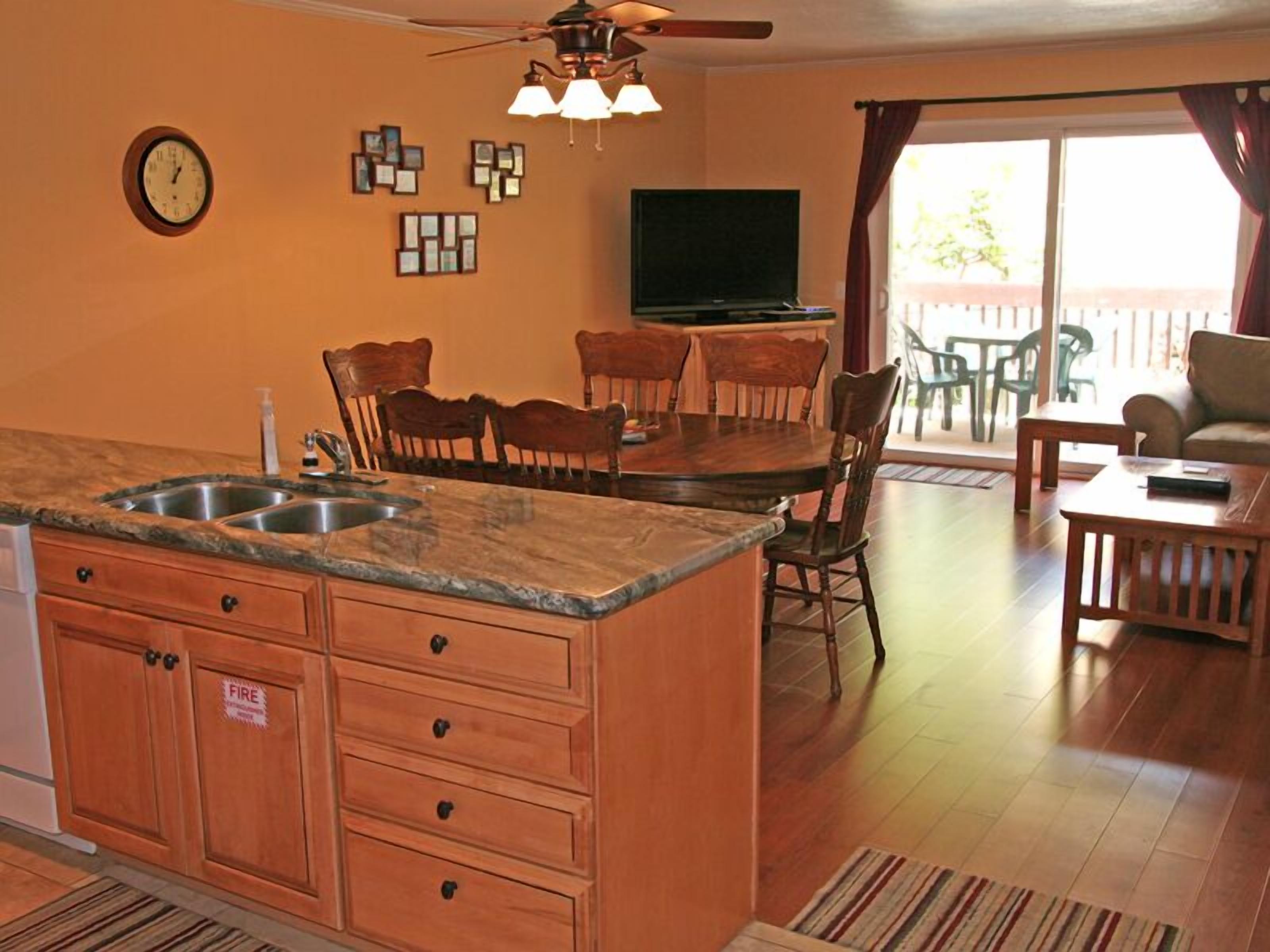 57SV: Nice 2 Bdrm Condo, Private Balcony, Golf Cart, Common Pool & Jacuzzi - 57