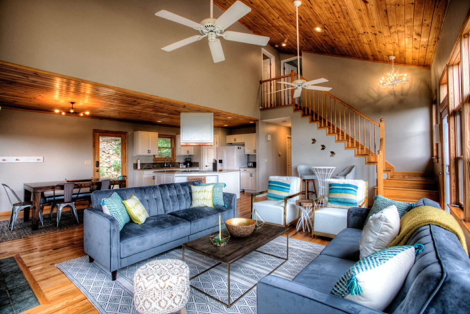 Televisio, takka, kirjoja