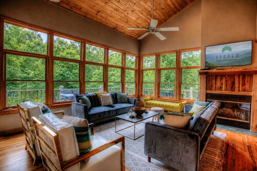 MonTreat Yourself | Luxurious Mountain Escape with Hot Tub and Game Room