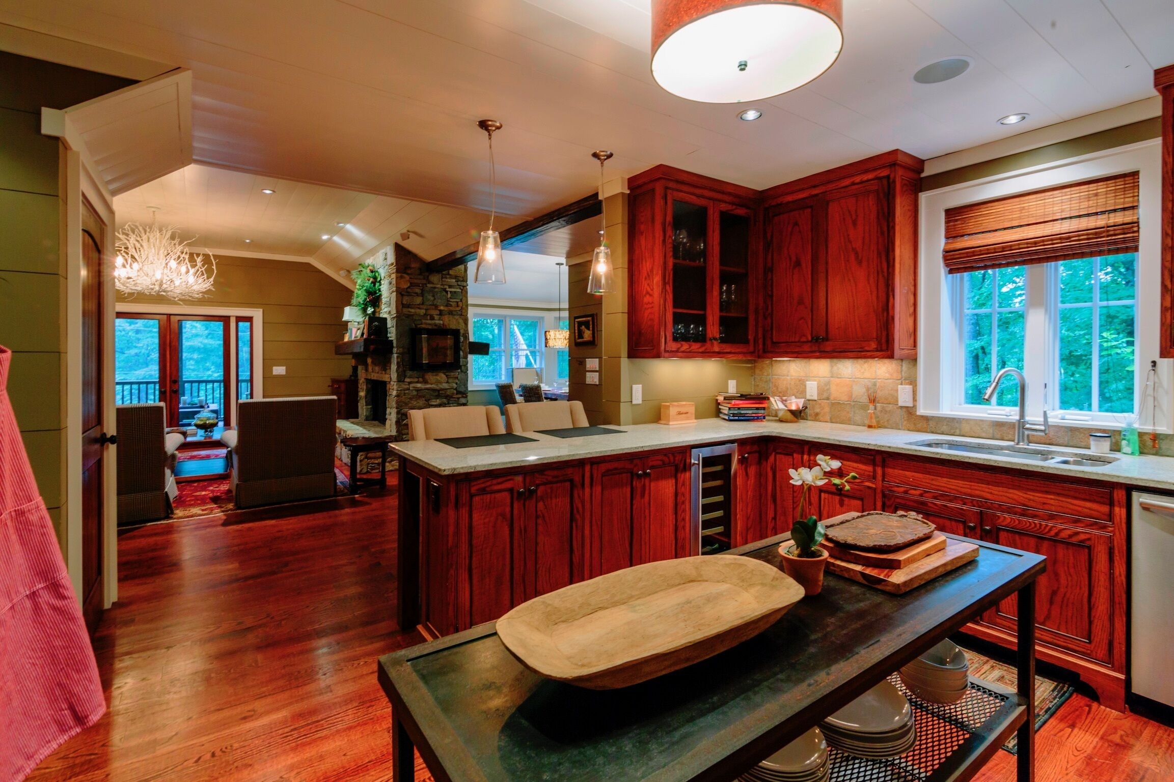 4 Min. to Town, 2 Fireplaces, 2 King Suites, Screened Porch, Wooded Yard