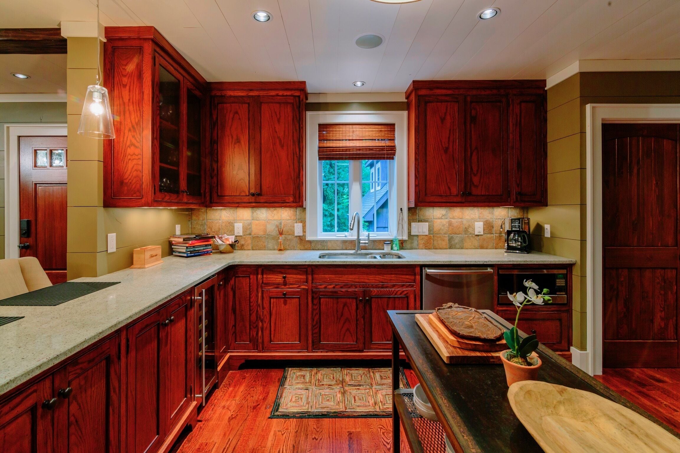 4 Min. to Town, 2 Fireplaces, 2 King Suites, Screened Porch, Wooded Yard