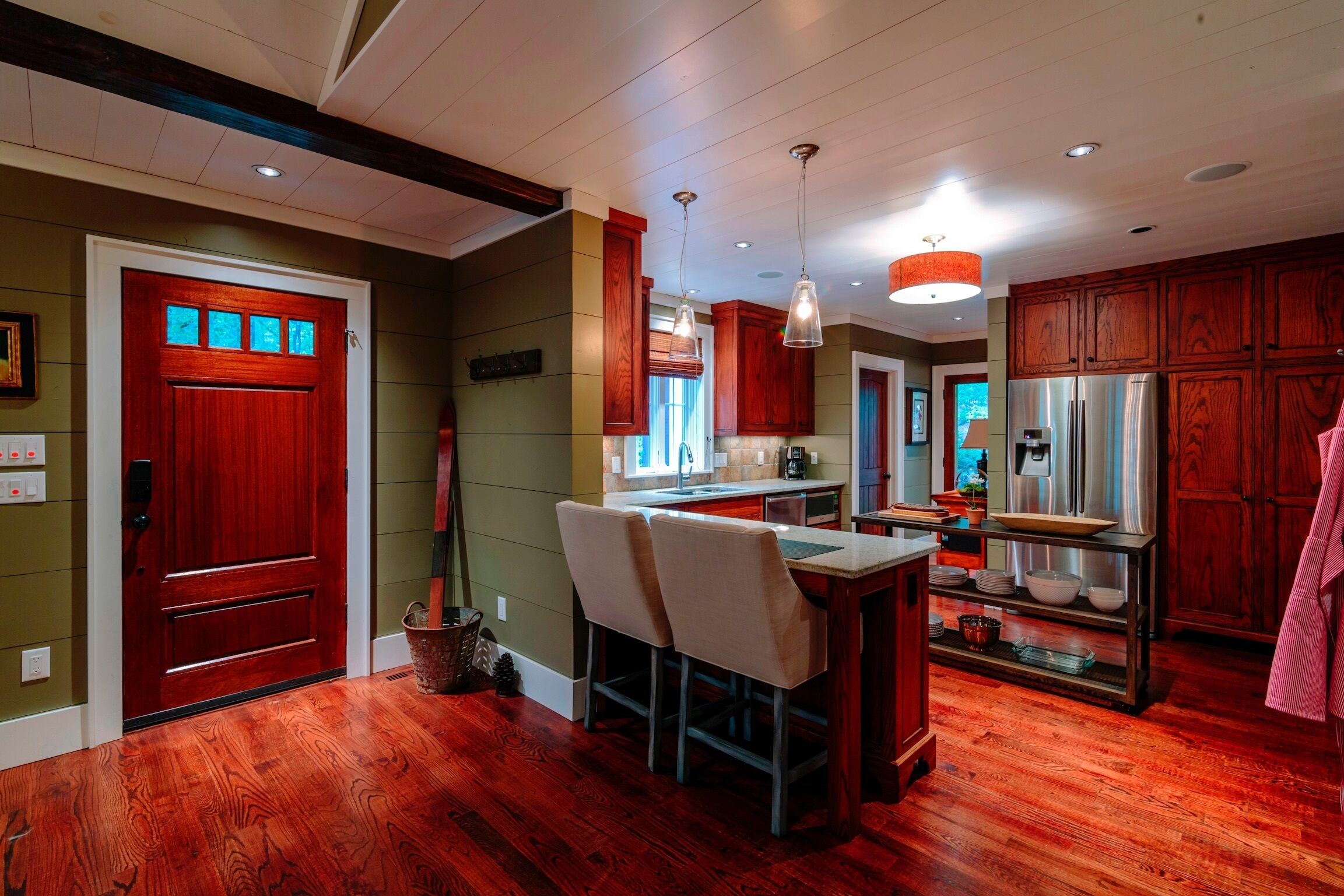 4 Min. to Town, 2 Fireplaces, 2 King Suites, Screened Porch, Wooded Yard