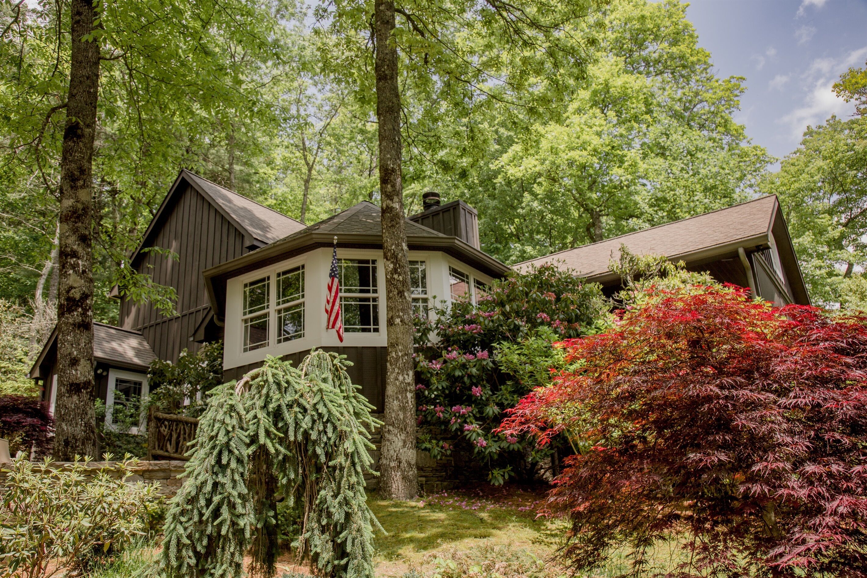 4 Min. to Town, 2 Fireplaces, 2 King Suites, Screened Porch, Wooded Yard