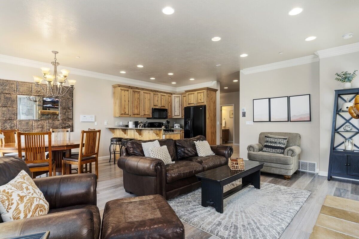 4 Bedroom Luxury Huntsville, Utah Vacation Rental - 10 Mins. From Snowbasin LS43