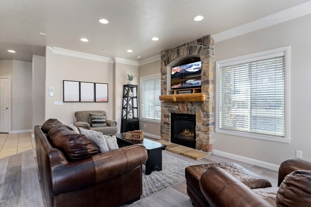 4 Bedroom Luxury Huntsville, Utah Vacation Rental - 10 Mins. From Snowbasin LS43
